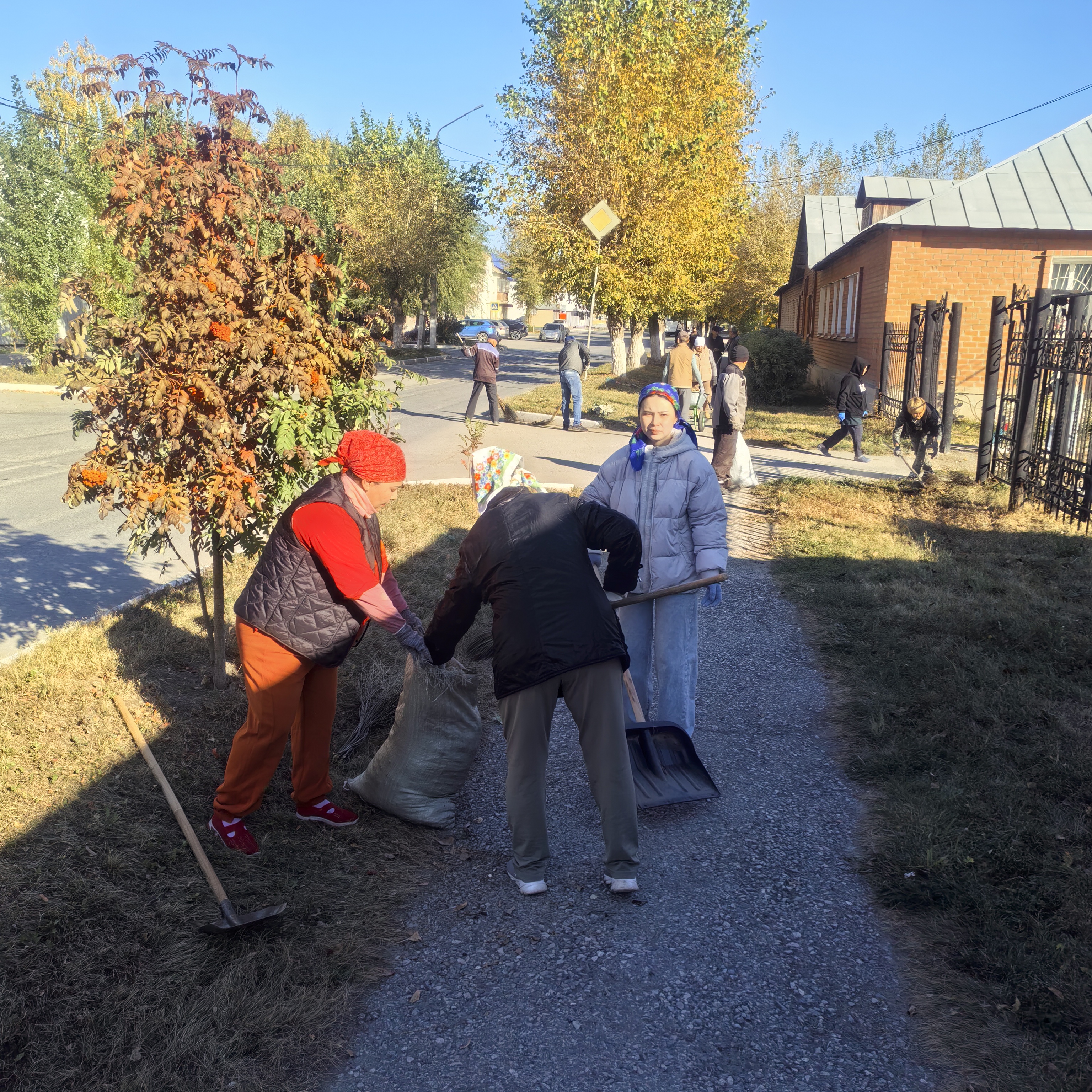 Сегодня наш театр — на субботнике! 🍂